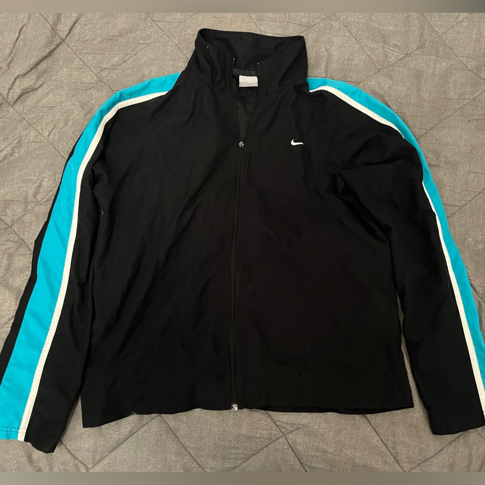 2000s vintage women’s Nike windbreaker